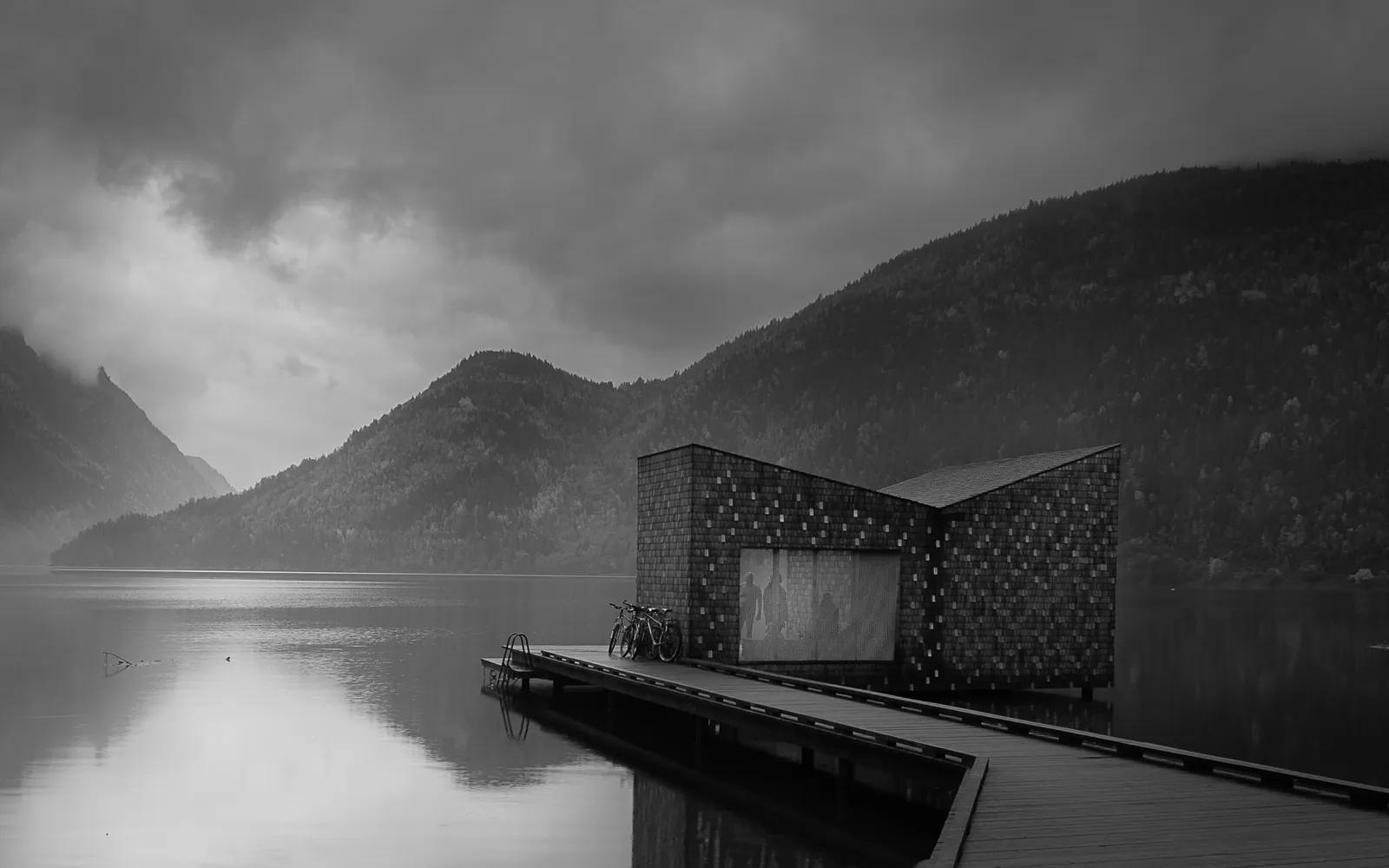 Badehus på en brygge ved et fjellvann